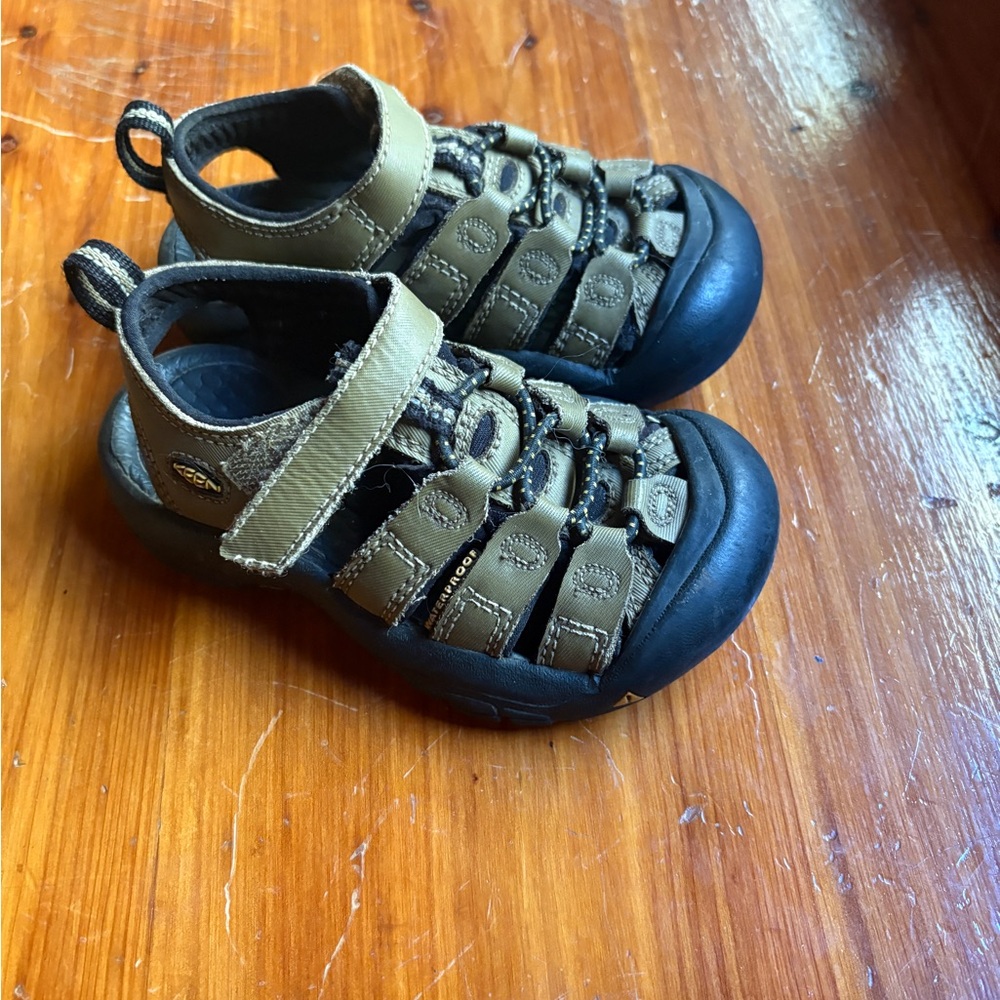 KEEN Kids Olive Green Black Closed-Toe Sandals shoes outdoors hiking 9 boys